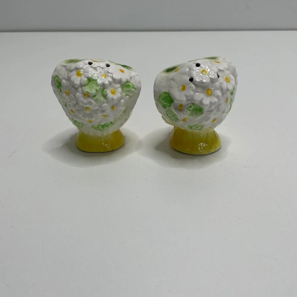 Vintage Enesco Miss Priss Winking Cat Salt Pepper Shakers Yellow Kitschy 1950s